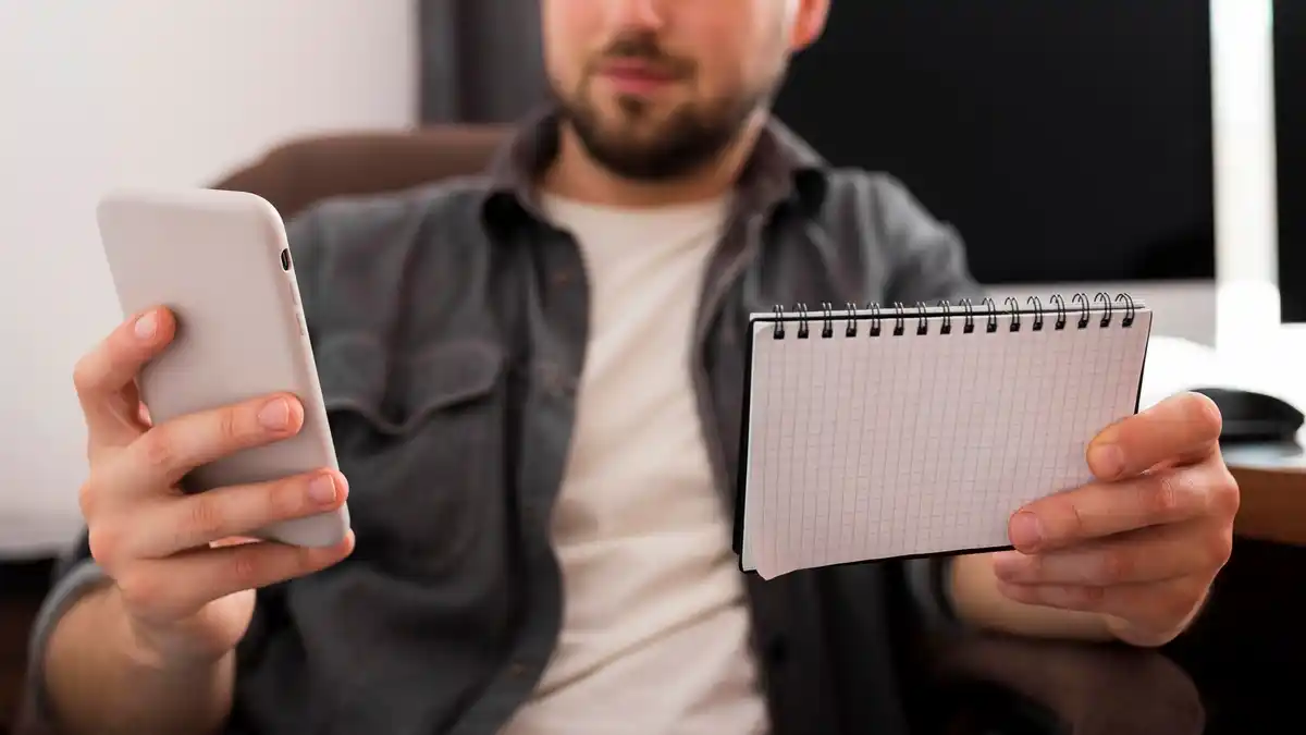 social media distractions phone scrolling