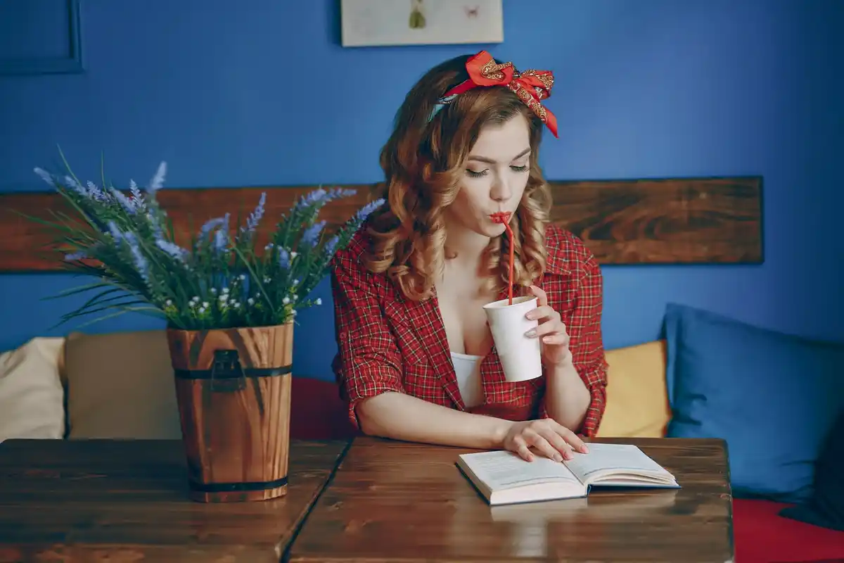 person relaxing with notebook and coffee in Dutch cafe