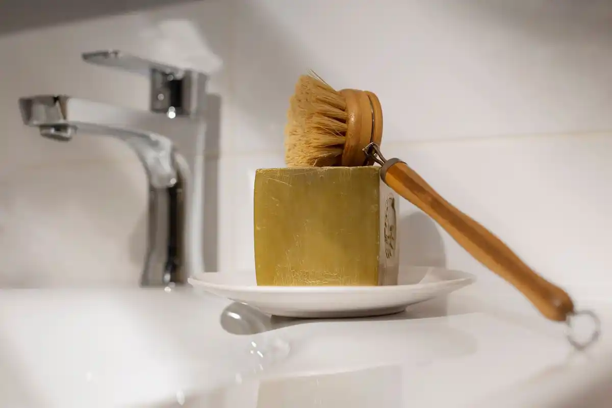 natural bathroom cleaning with vinegar and baking soda