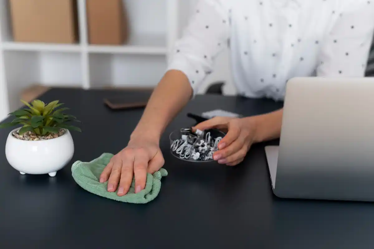 microfiber cleaning cloth in use