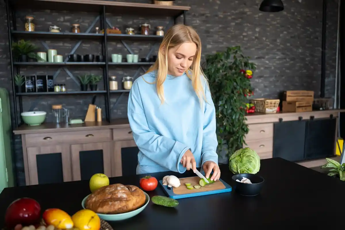 meal prep in dutch kitchen