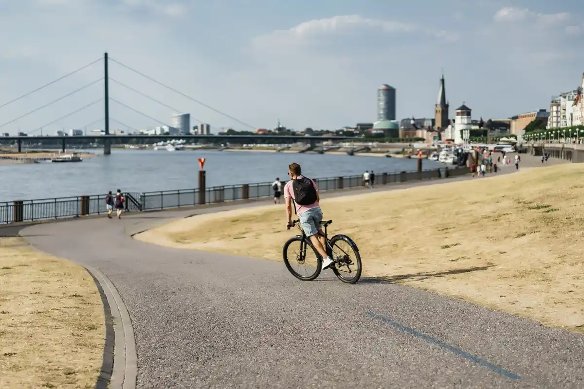 cycling along river netherlands scenic route