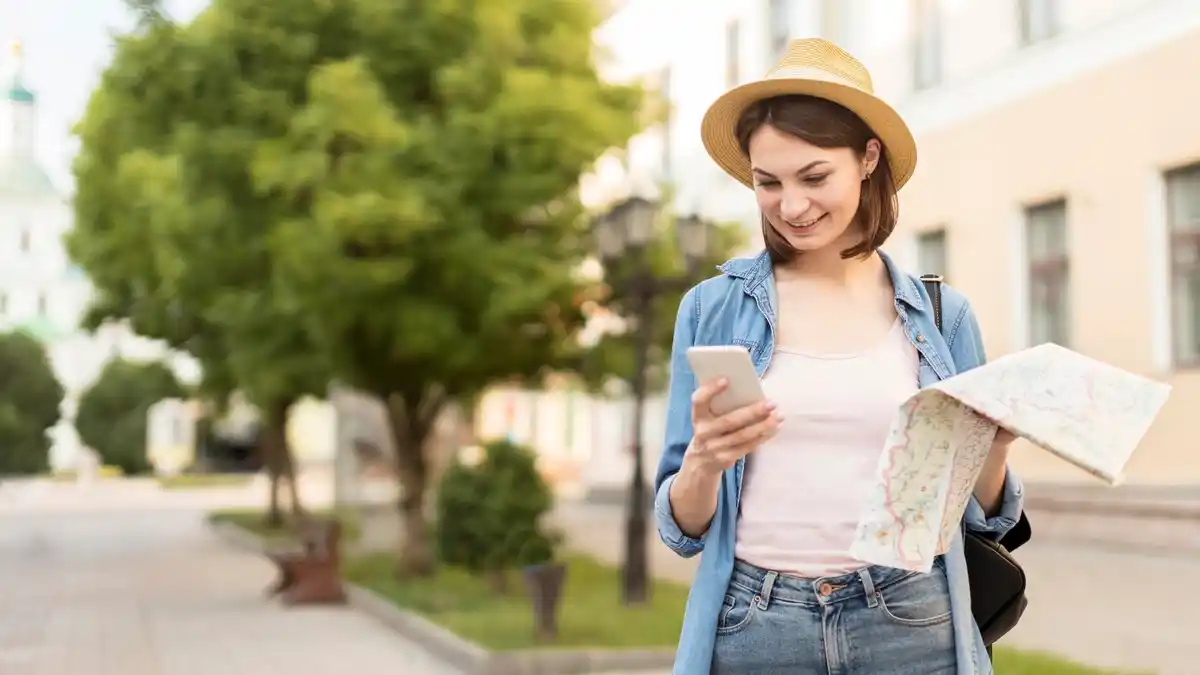 using smartphone travel app city map