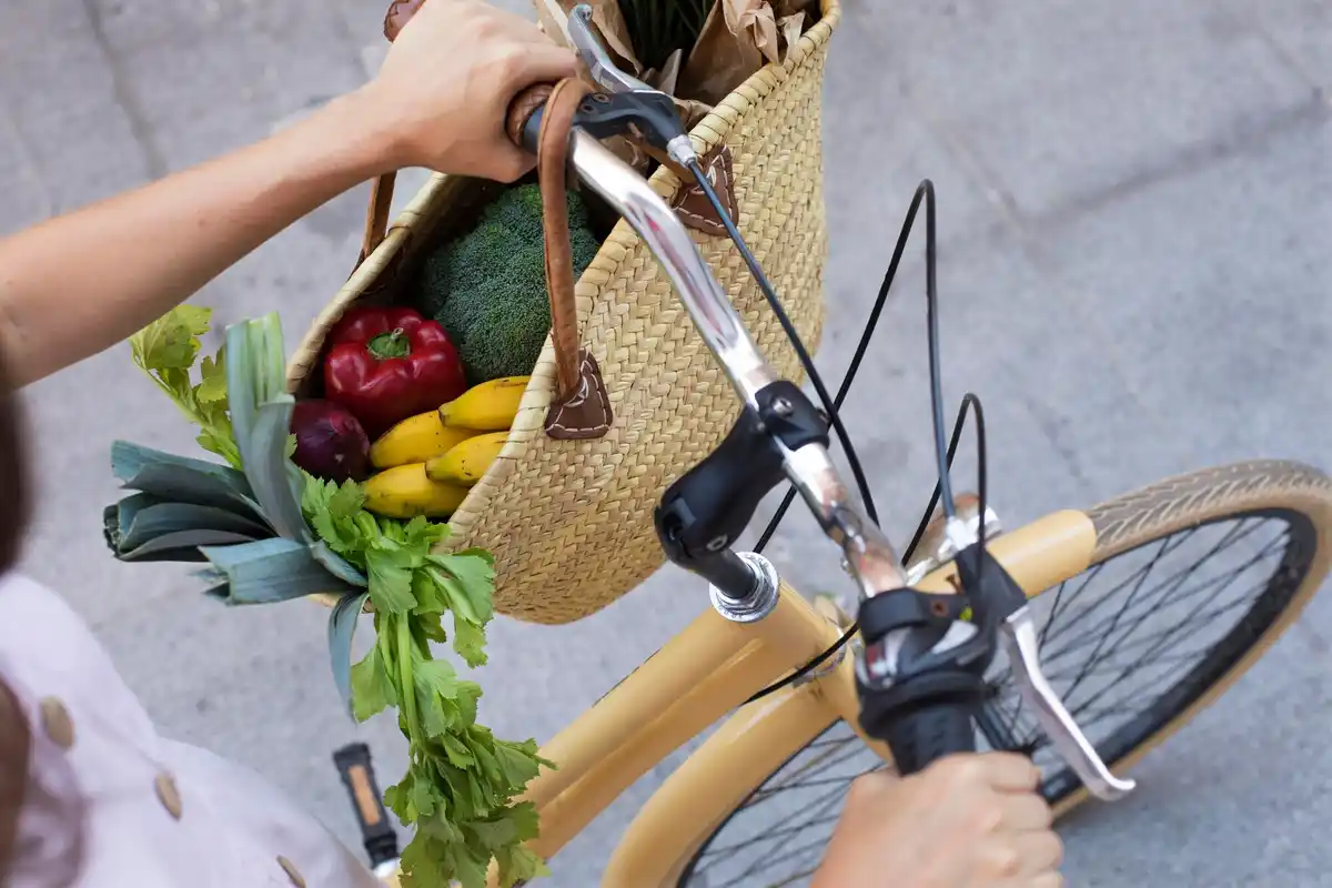 healthy simple lifestyle Netherlands walking market fresh vegetables