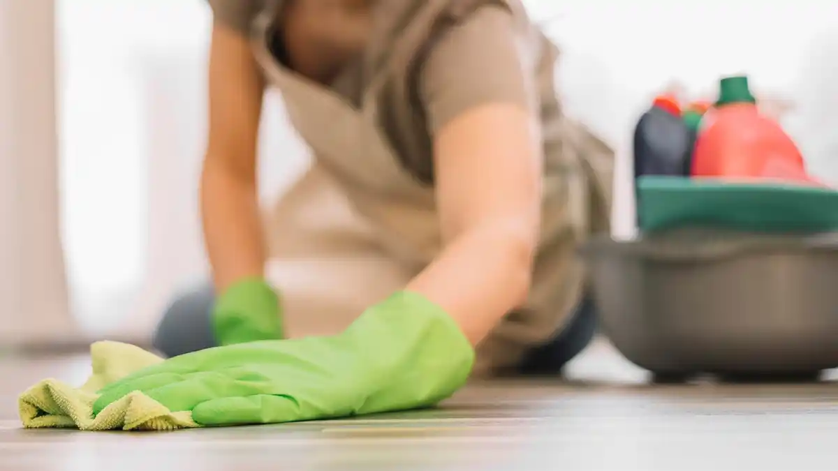 clean wooden floor with vinegar and water cleaning