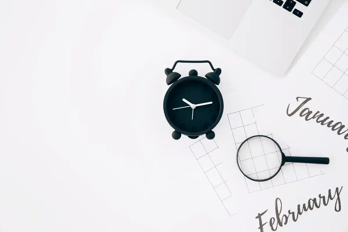 time management tips blurred clock