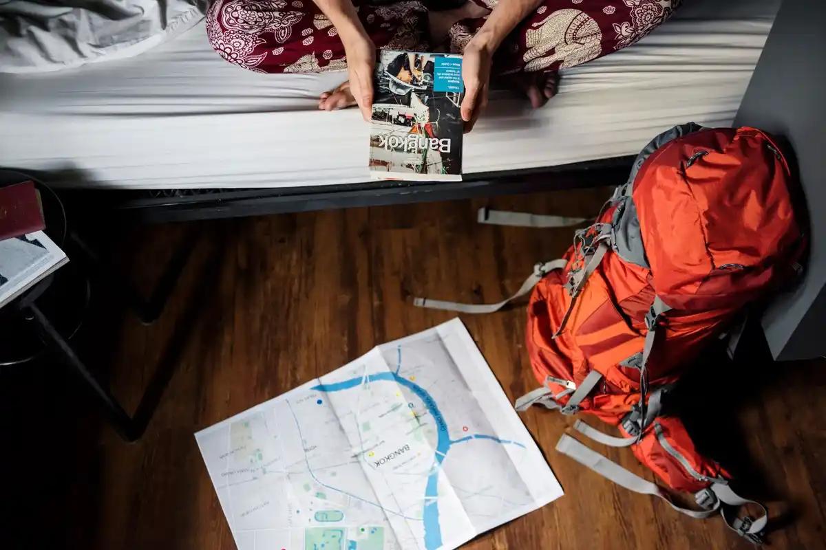 smart travel tips suitcase powerbank offline map
