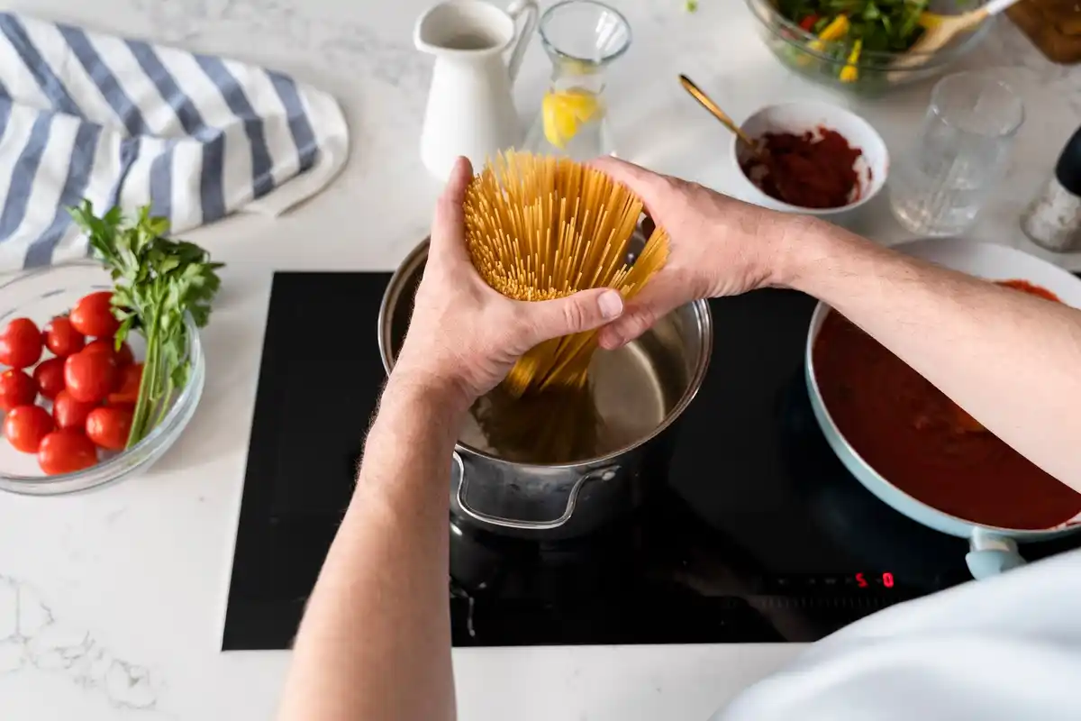 cooking pasta in pot kitchen hack