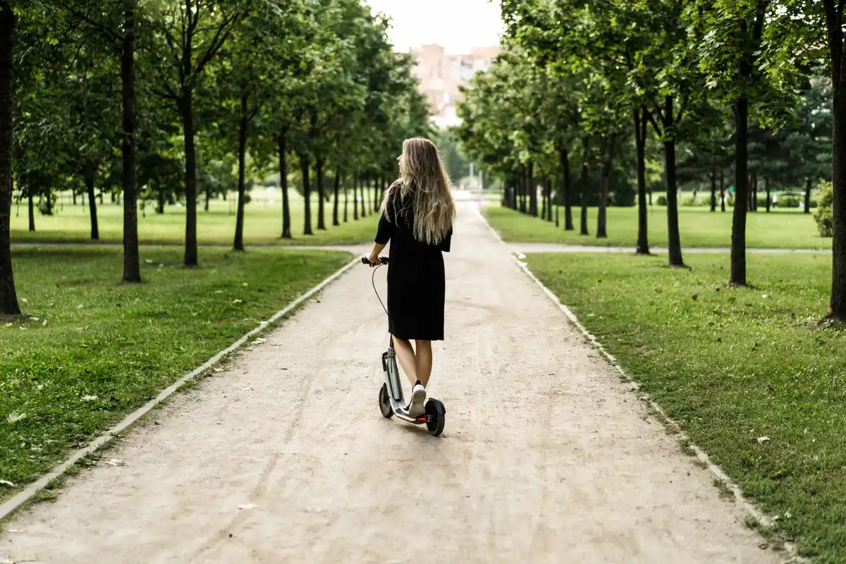 walking in Vondelpark Amsterdam healthy lifestyle