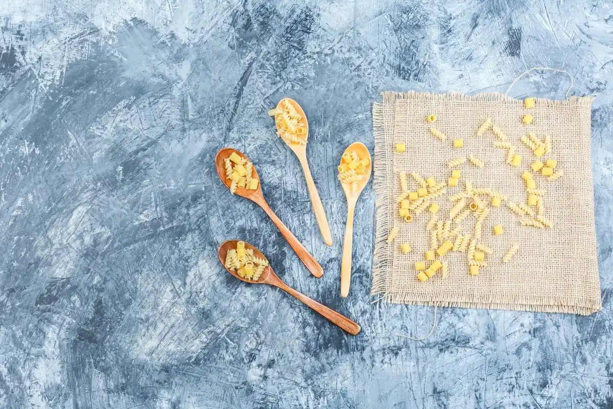 draining and rinsing pasta under cold water
