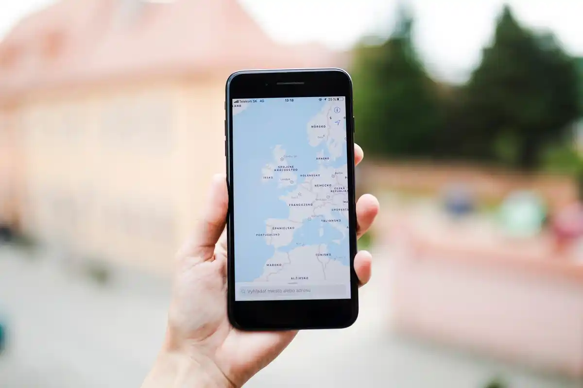offline maps on smartphone europe city travel