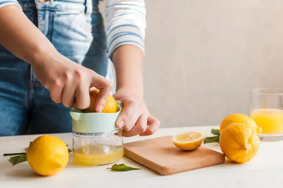 adding lemon juice to cooked meal