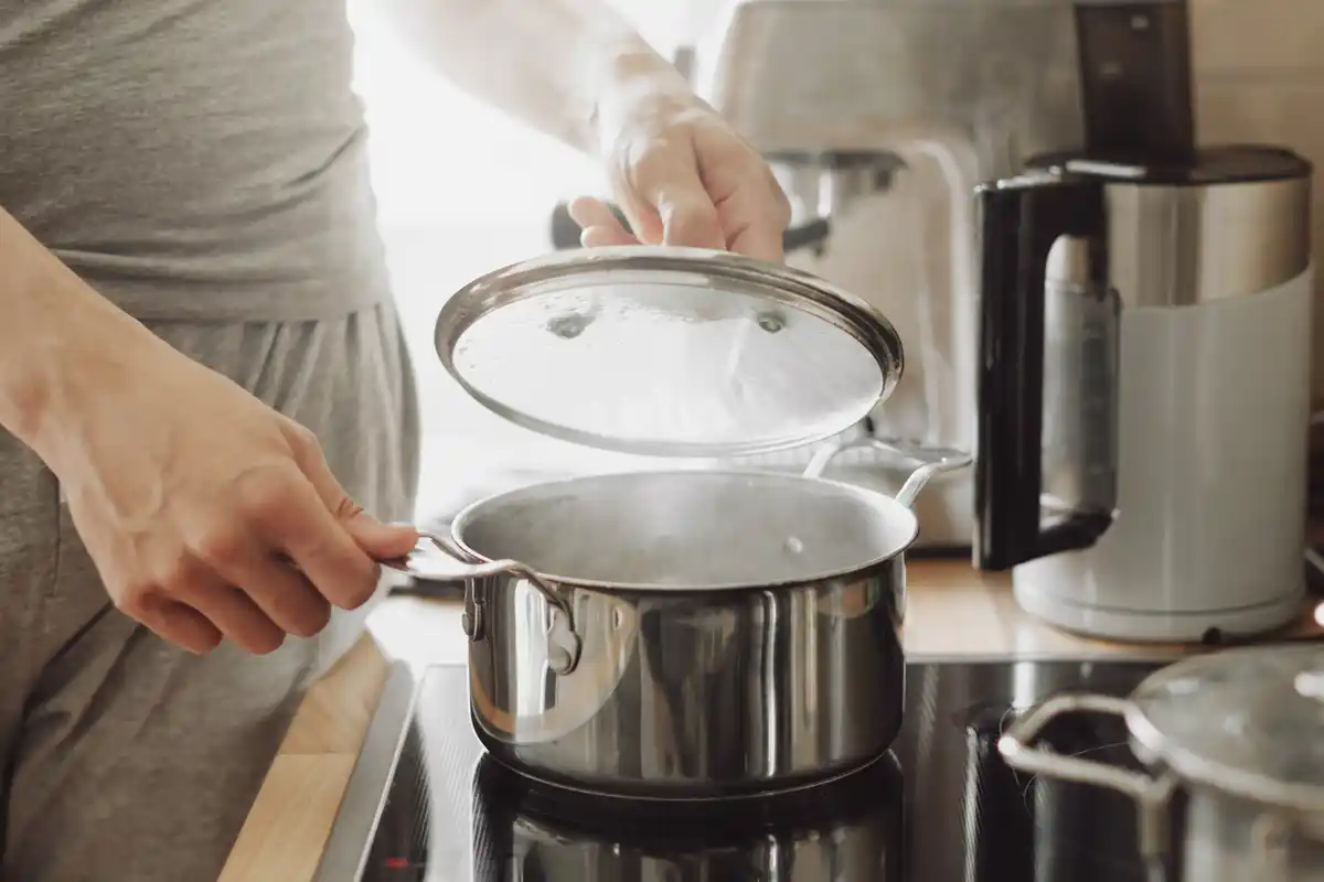boiling water pot lid steam
