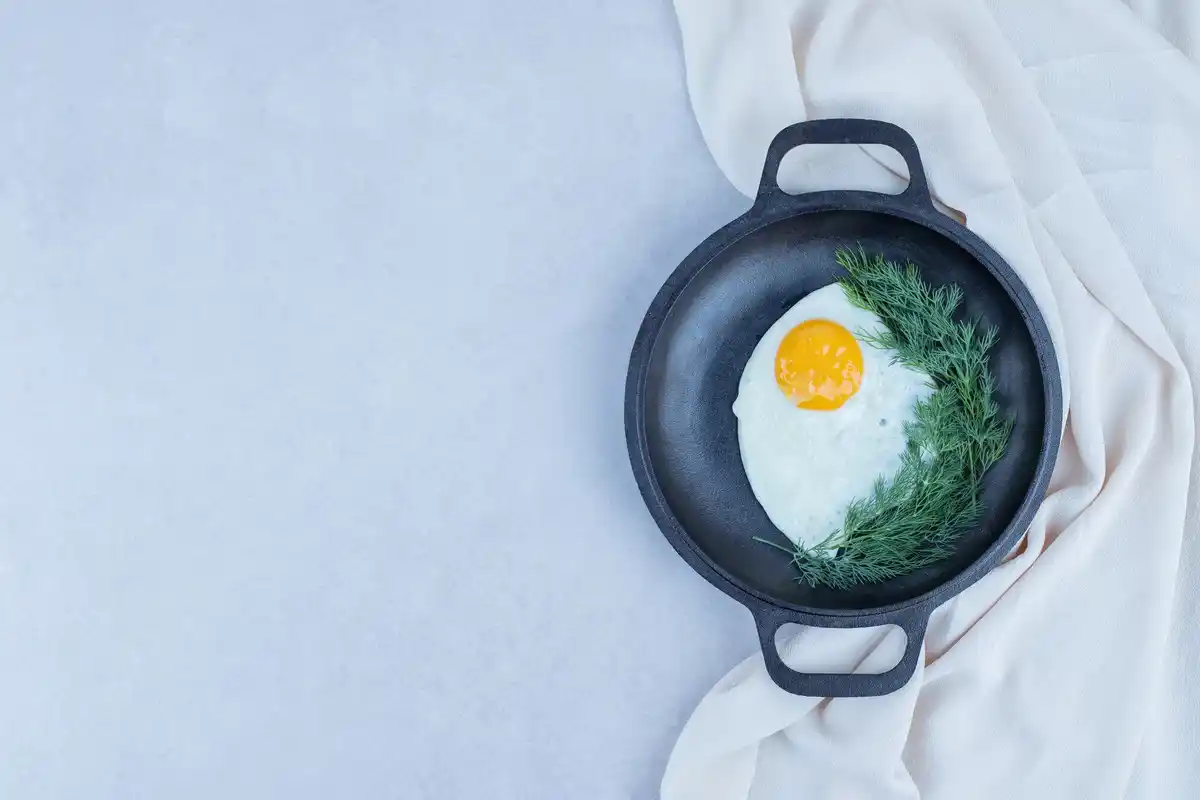 fried egg sticking prevention cooking pan