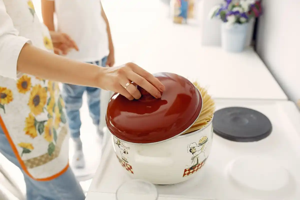Dutch kitchen pot cleaning with baking soda and vinegar
