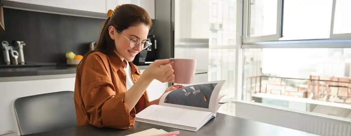 Dutch person working with planner and coffee
