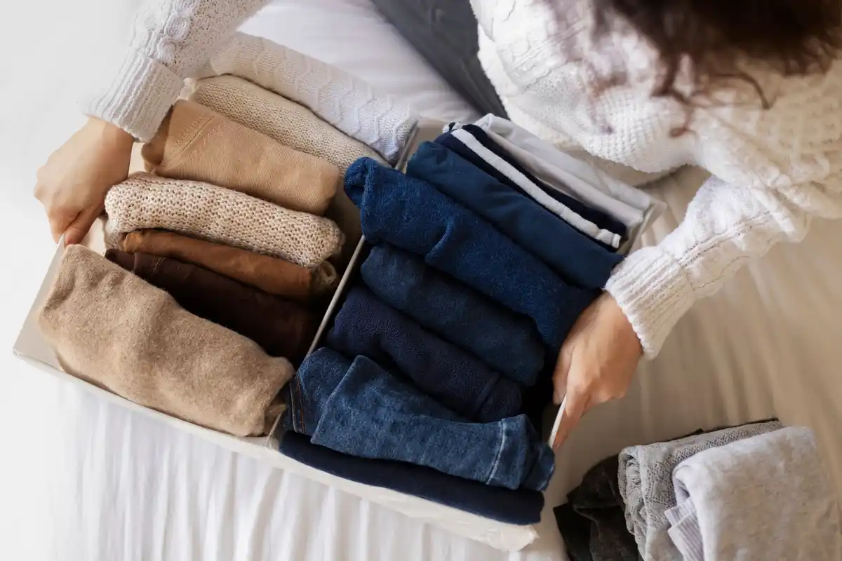 smart suitcase packing technique rolled clothes organized cubes