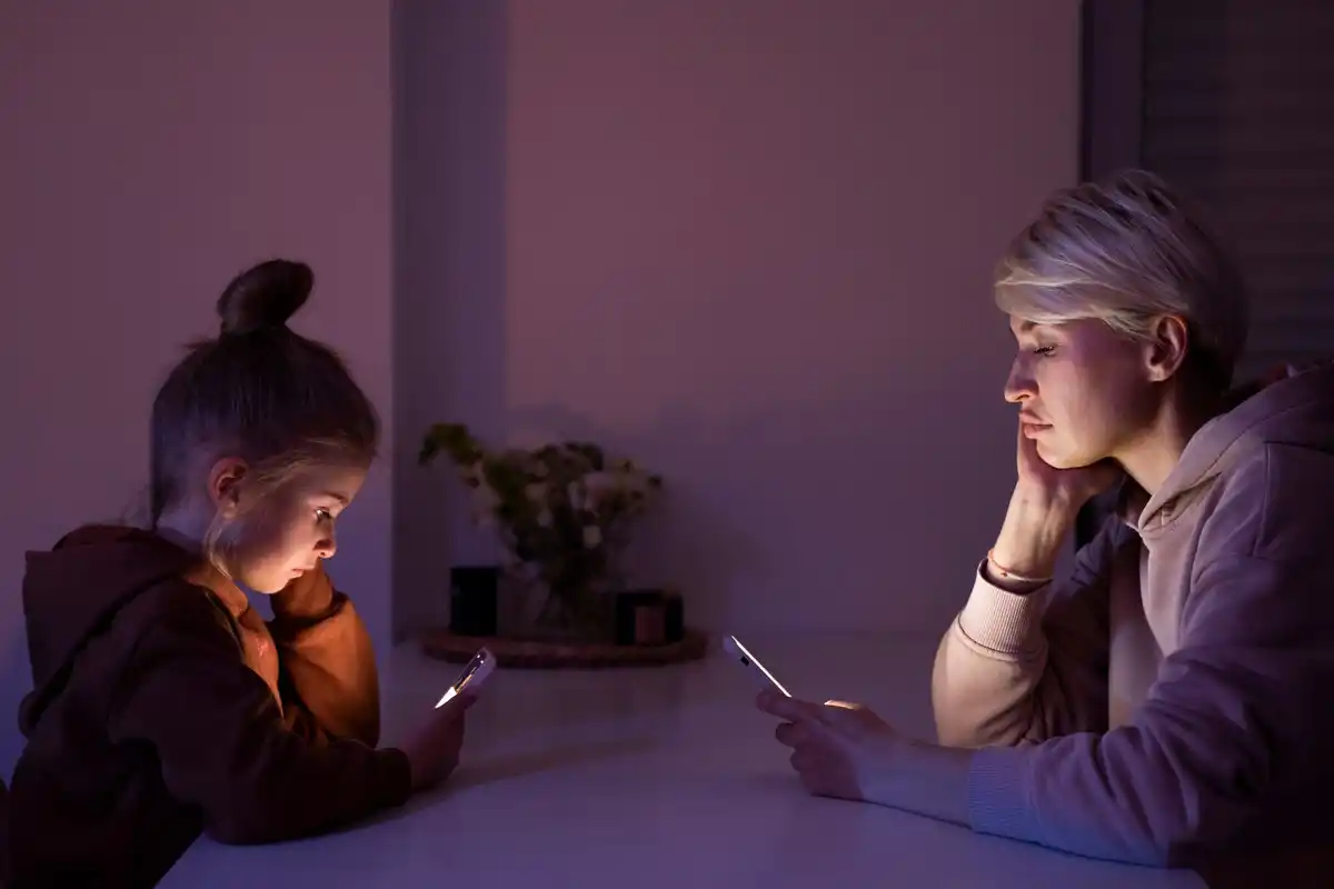 dark mode smartphone usage