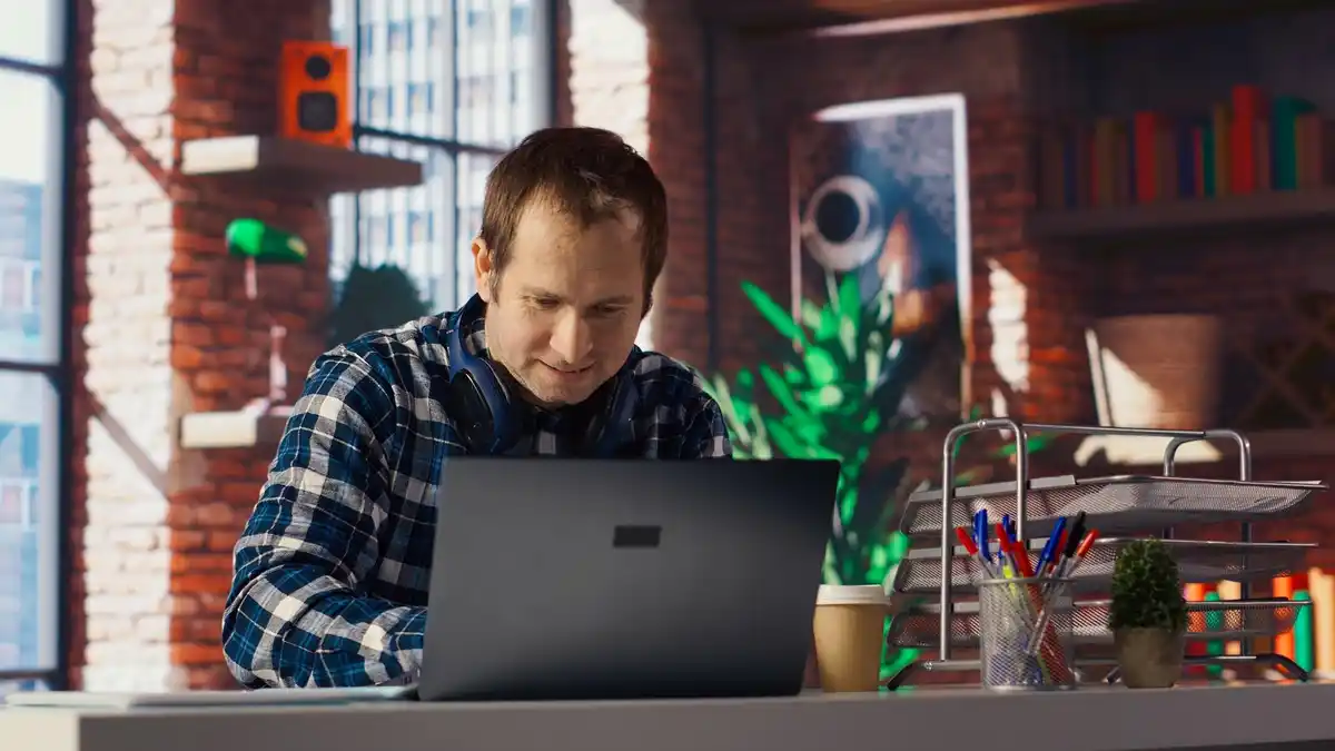 slow laptop computer desk Netherlands