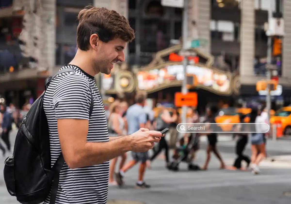 Dutch traveler using offline maps on smartphone