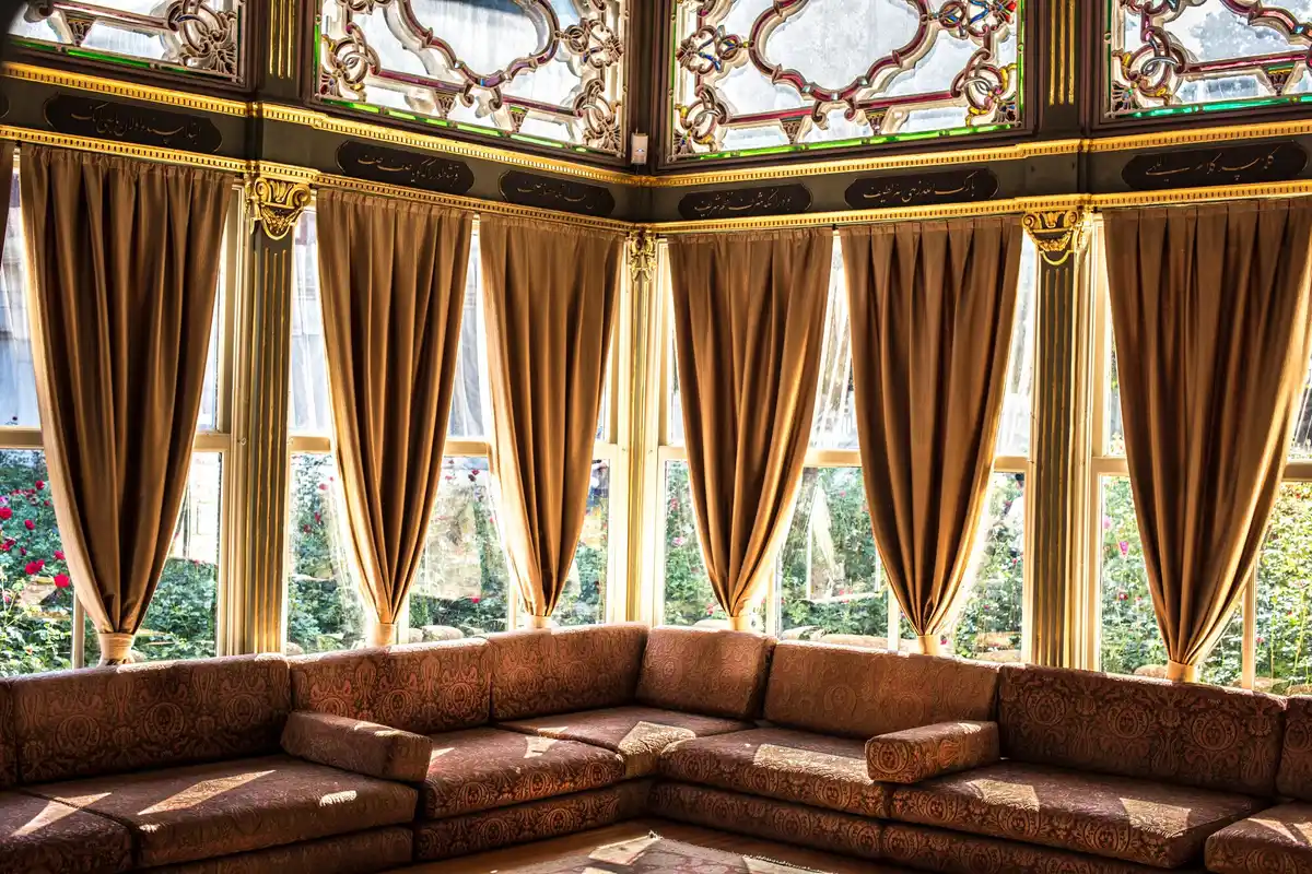 tall curtains and large rug in a compact Dutch living room