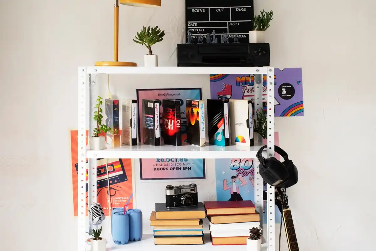 messy room vs organized shelf Dutch home