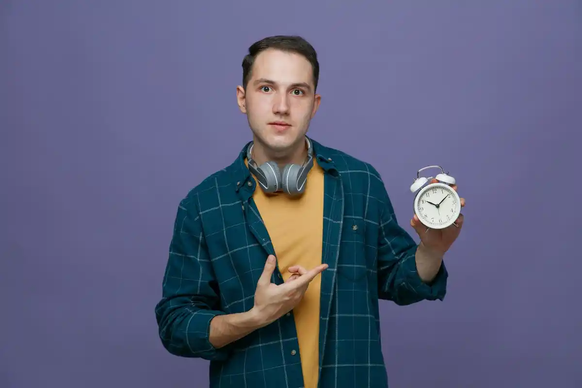 focused man working 25 minutes timer