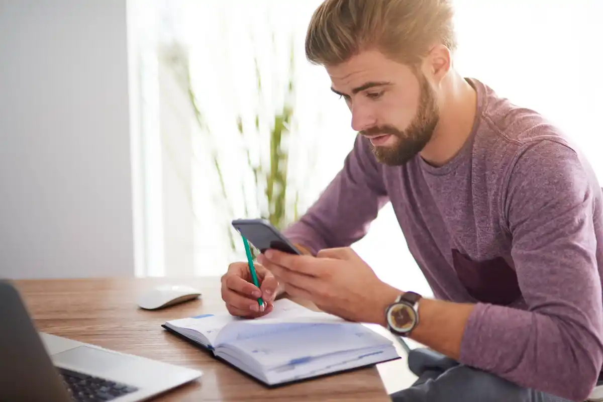 man using phone planner quick tasks