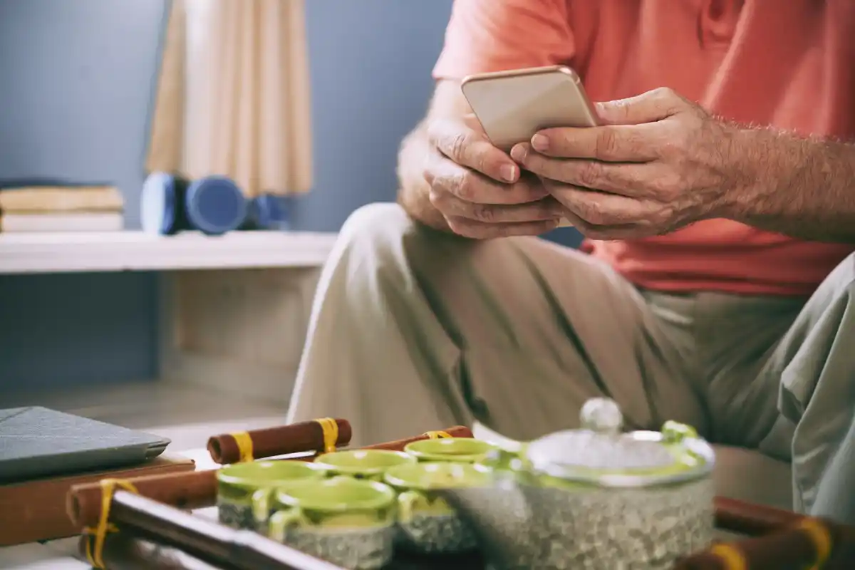 senior using smartphone simple tech tips