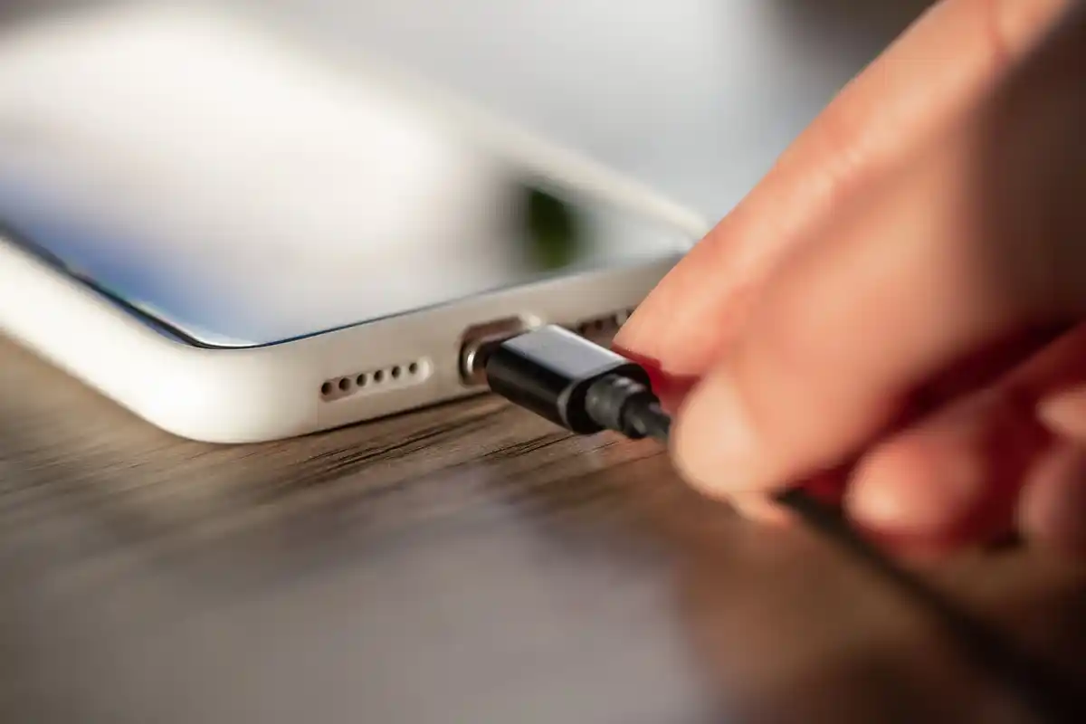 smartphone battery charging cable overheating laptop