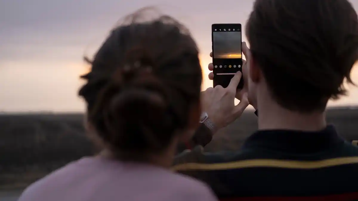 phone dark mode sunset settings