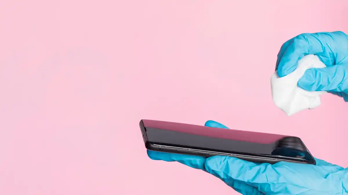 cleaning smartphone microfibre cloth alcohol