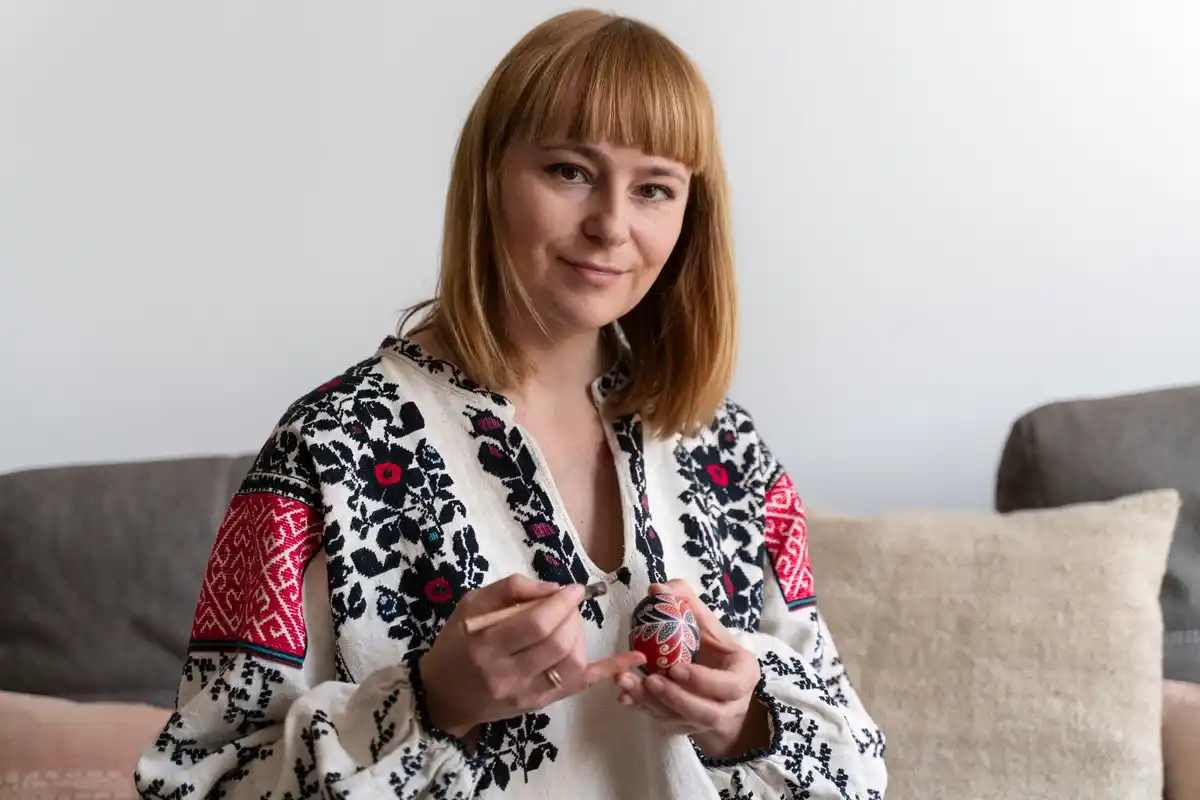 dutch woman sewing handcraft mistakes