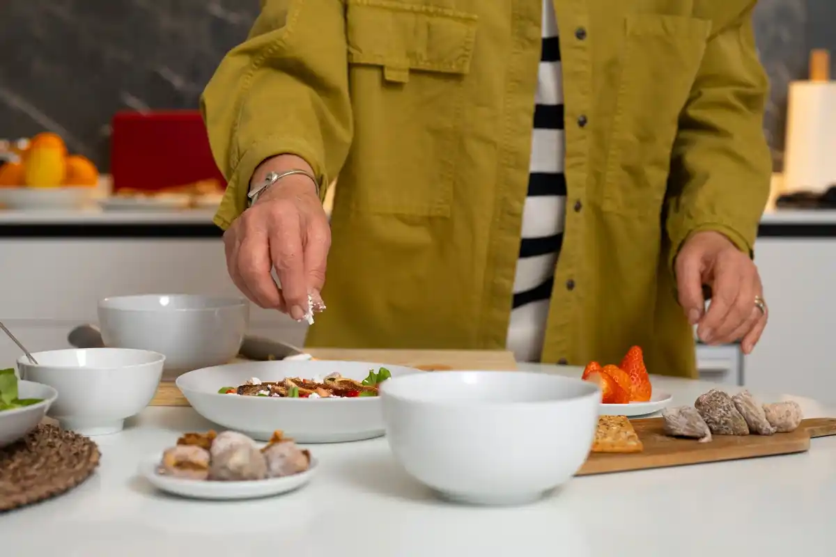 efficient Dutch kitchen meal preparation multitasking cooking