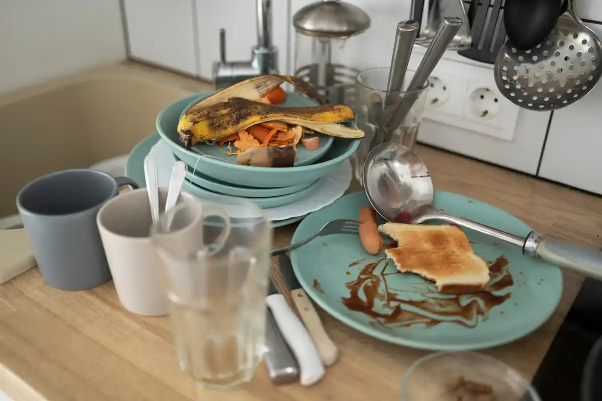 cleaning burnt pan with baking soda and water